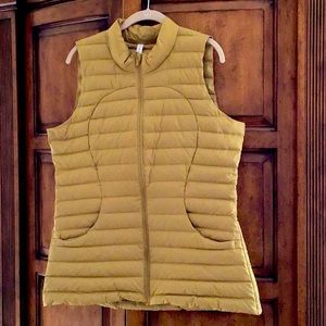 Super nice Lululemon “Pack it Down Vest”! Style is slim fit, covers the bum!!